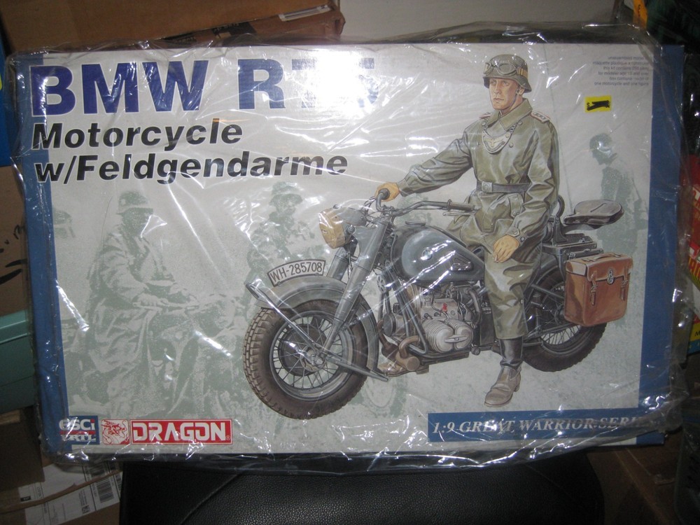 MIB BMW R75 (WWII) Model Kit 1:9 Motorcycle w/Feldgendarme by Dragon from 1998