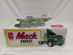 AMT AMT1039 MACK R685ST Collectables 17+