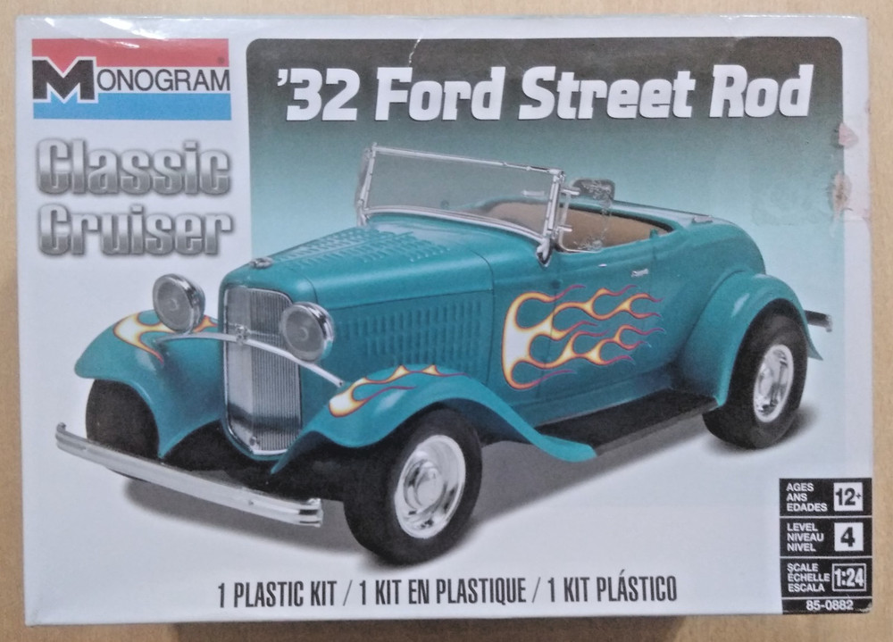 18-0882 MONOGRAM 1:24 Scale 1932 FORD STREET ROD Plastic Model Kit