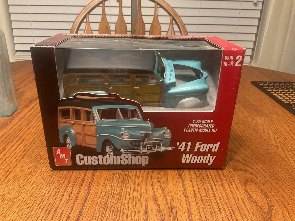 AMT Custom Shop ’41 Ford Woody Predecorated 1/25 Scale Model Kit 30248 New