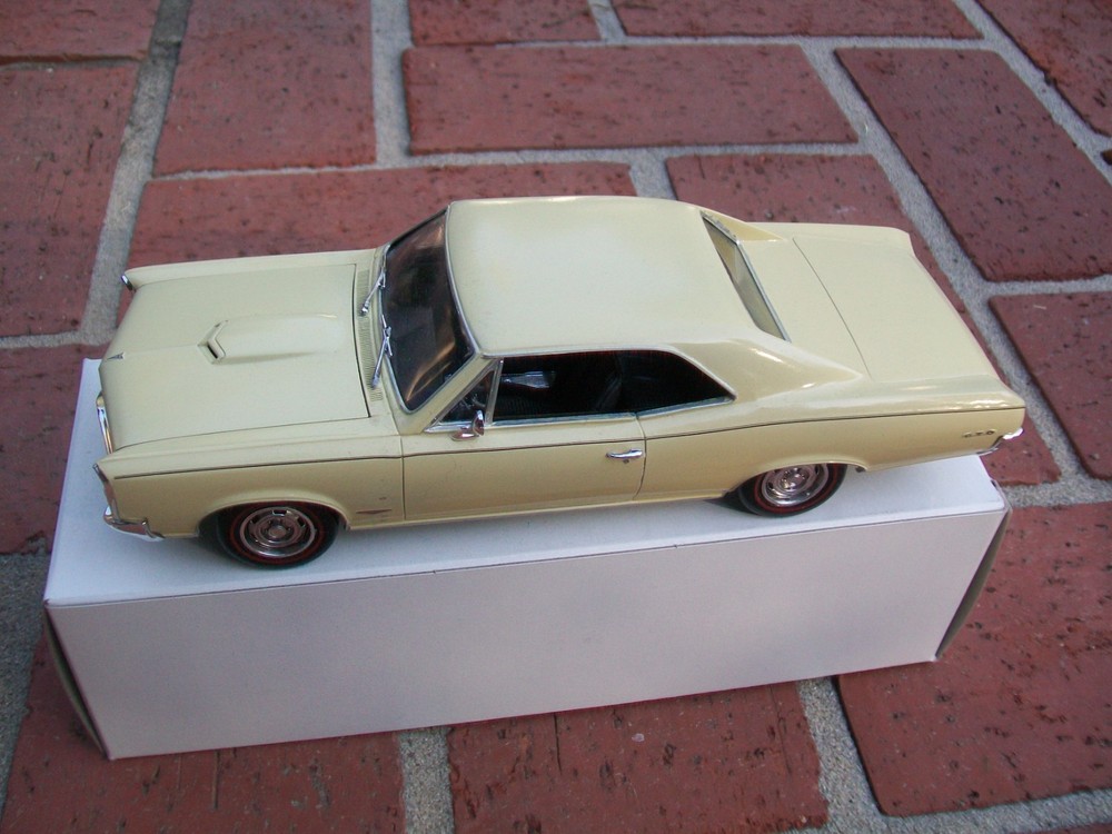 Revelle 1966 Pontiac GTO Promo Style Model 1/25