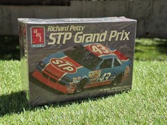AMT ERTL #43 RICHARD PETTY STP Pontiac Grand Prix 1/24 NASCAR Model Kit Sealed