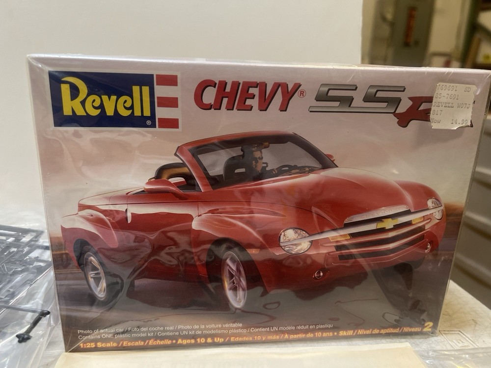 Chevy SSR Revell 85-7691 1:25 (complete, verified, started)