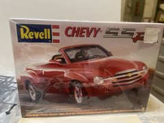Chevy SSR Revell 85-7691 1:25 (complete, verified, started)