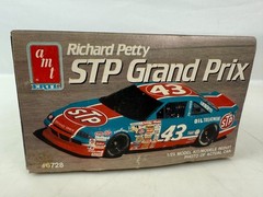 AMT ERTL RICHARD PETTY STP Grand Prix 6728 Vintage Model Car Kit 1:25