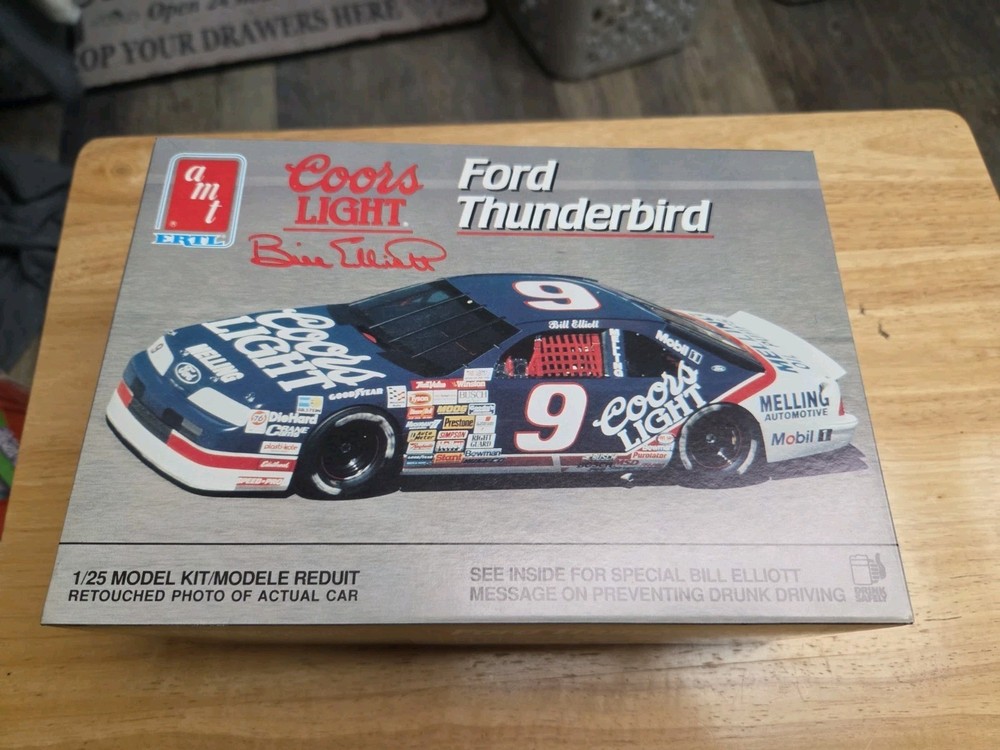 AMT #9 Coors Light Ford Thunderbird Bill Elliott Kit # 6740 New 1:25 Bn22