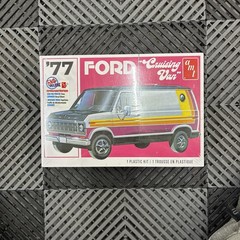 1977 FORD CUSTOM VAN AMT 1:25 SCALE RETRO DELUXE EDITION PLASTIC MODEL KIT NIB