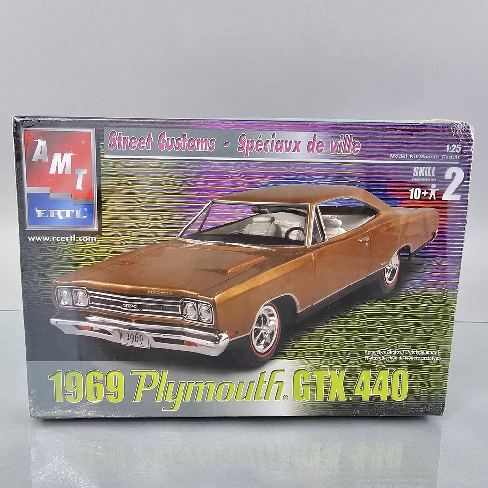 AMT ERTL 1969 Plymouth GTX 440 Street Custom 1:25 Model Kit Muscle 31930 SEALED