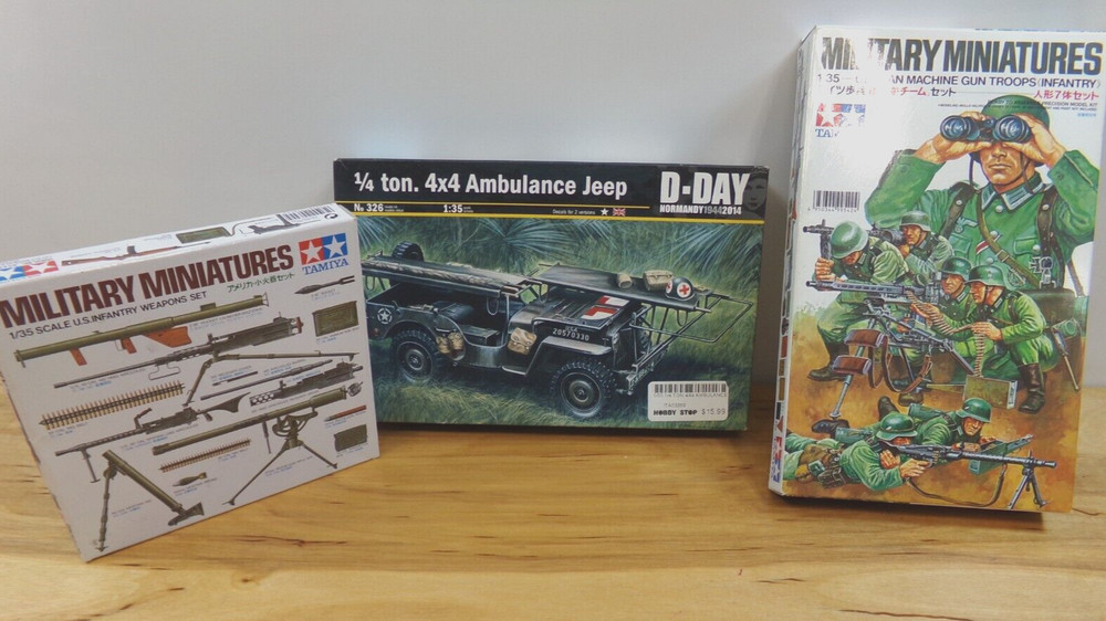 Italeri Model Kit #326 1/4 Ton 4×4 Ambulance Jeep Plus 2 Military Miniatures