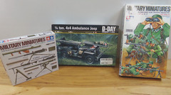 Italeri Model Kit #326 1/4 Ton 4×4 Ambulance Jeep Plus 2 Military Miniatures