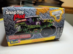 Revell Grave Digger Monster Truck 1/25 Model Kit New Sealed 2002 Kit # 85-1901