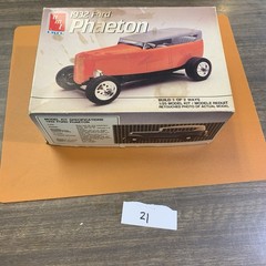AMT ERTL 1932 Ford Phaeton 1/25 Scale Model Kit #689 *OPEN BOX*