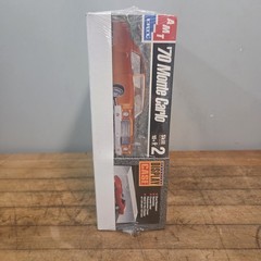 AMT Ertl 8271 1/25 Scale ’70 Chevy Monte Carlo Lowrider Kit W/ Display Case