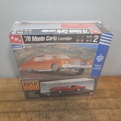 AMT Ertl 8271 1/25 Scale ’70 Chevy Monte Carlo Lowrider Kit W/ Display Case