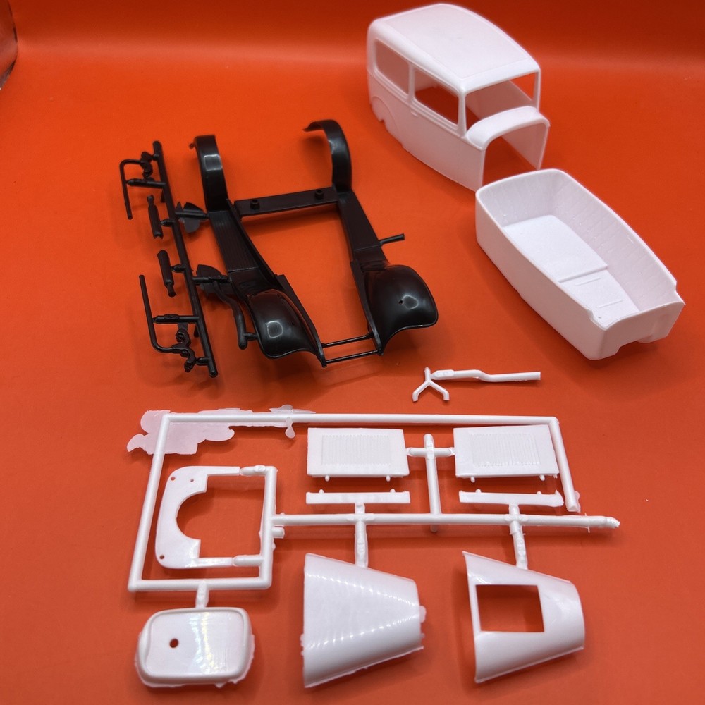 1932 Ford Sedan MPC Body Fenders Hood Pipes Manifolds Model Parts 1:25 New 5