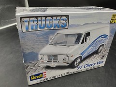 🚦😎REVELL TRUCKS ’77 CHEVY VAN MODEL KIT New Sealed 1977 1:24 85-7221😎🚦READ