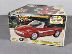 REVELL 1/25 Scale Model Kit Ford NEW THUNDERBIRD 2002-2005 dated 1999 T-bird