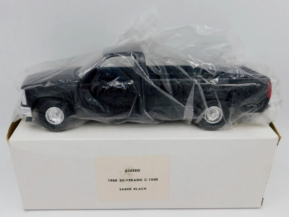 1:25 Ertl 6262EO 1988 Chevrolet Silverado C-1500 – Saber Black – NEW – Mint