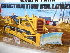 AMT 1:25 Construction Bulldozer Model Kit – AMT1086/06