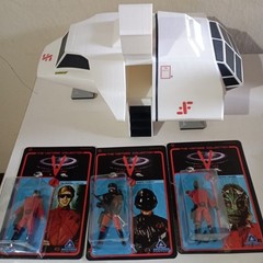 V Visitors X3 figures 3.75 inch and Skyfighter 1/18 scale model with open gates