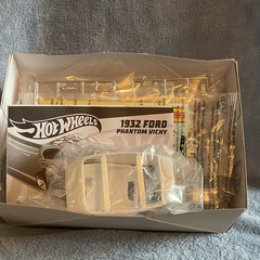Hot Wheels AMT 1932 Ford Phantom Vicky 1:25 Hot Rod Model Kit Mustang V8 Custom