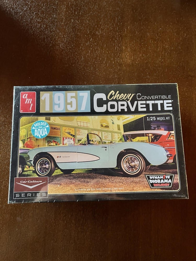 AMT 1957 Chevy Convertible Corvette 1/25 Scale Plastic Model – New – 1016/12