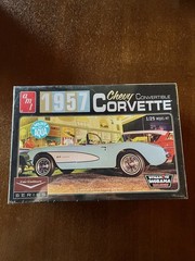 AMT 1957 Chevy Convertible Corvette 1/25 Scale Plastic Model – New – 1016/12