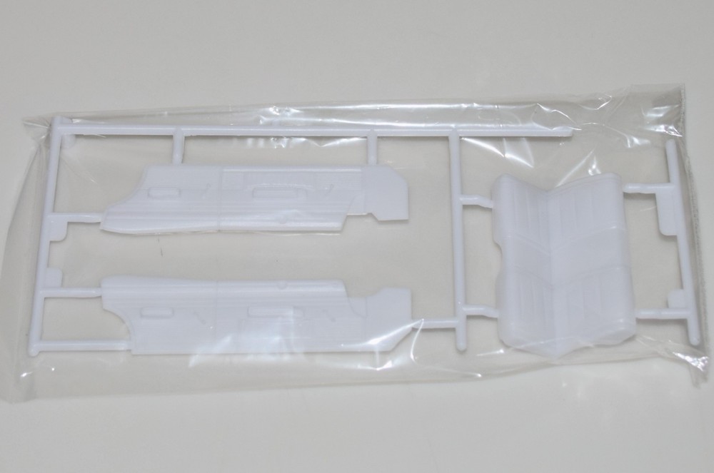 REVELL 1968 DODGE CHARGER R/T 85-4202 ⭐PARTS⭐ REAR SEAT+SIDE PANELS 1:25