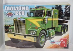 AMT Diamond Reo Tractor 1:25 Model Kit AMT719/06