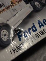 Revell SnapTite Ford AeroMax Semi Truck Model Kit 1:32 Scale Sealed Box Damage