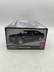 AMT 2005 Chrysler 300C 1:25 Scale Plastic Model Car Kit (2019)(See Desc)