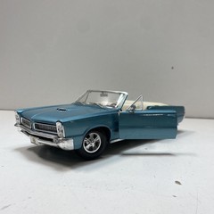 Maisto 1965 Pontiac GTO Convertible Blue 1:18 Scale Diecast Car