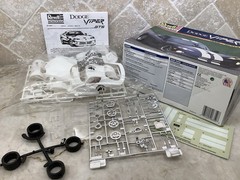 Revel Monogram 1998 Dodge Viper GTS Model Kit