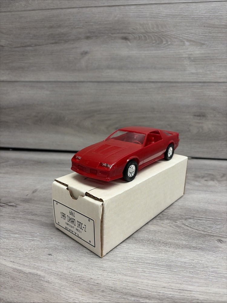 AMT Ertl #6061 1989 Camaro Iroc-Z Bright Red – 1/25 Scale Dealer Promo Car