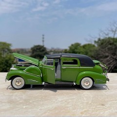1/32 Vintage Car Vehicles Simulation Alloy Model Car Souvenir Diecast Collection