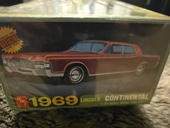 AMT 1969 Lincoln Continental 1/25 Scale Authentic Model Kit **FREE SHIP CANADA**