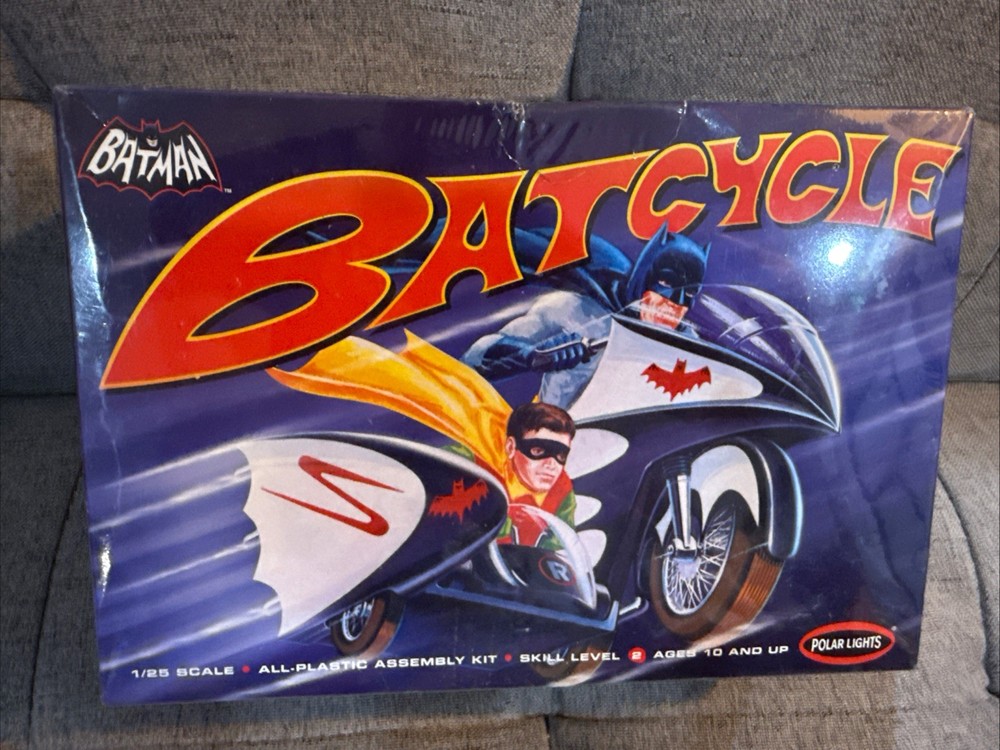 Polar Lights POL847 “Batcycle W/Batman & Robin” 1/25 Scale Model Kit Last One!