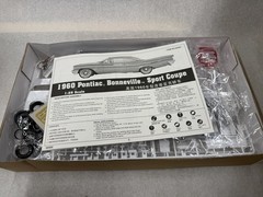 Trumpeter – 1960 Pontiac Bonneville – Car Model Kit 1:25 – New Open Box