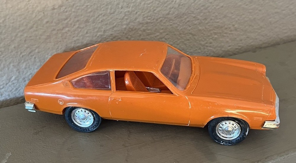 74 1974 CHEVY VEGA DEALER PROMO MODEL 1/25 SCALE PLASTIC MPC ORANGE **NO BOX**