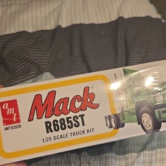 AMT Mack R685ST 1:25 Plastic Truck Model Kit Green w/ Decals AMT1039/06