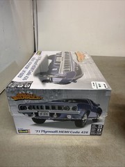 Revell ’71 Plymouth HEMI Cuda 426 1:24 Plastic Model Kit Level 4 Age 12+ 85-2943