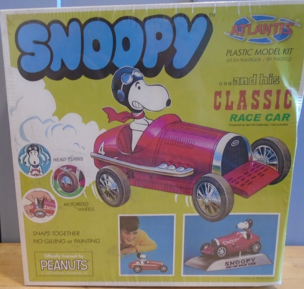 ATLANTIS #M6894 SNAP TOGETHER SNOOPY AND HIS CLASSIC RACE CAR NEW IN DAMAGED BOX