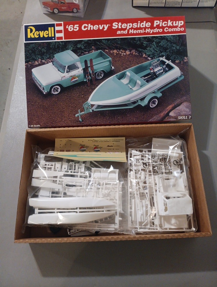 G1c NIOB Revell ’65 Chevy Stepside Pickup Hemi-Hydro Combo Model Kit 85-7249