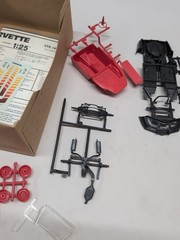 AMT /ERTL Snap-Fit 1975 Corvette 1/25 Scale Model Kit 6704 New Open Box