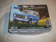 Revell Ford Bronco 1/25 Scale Plastic Model Car Kit 85-4320