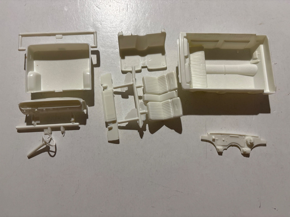 Model Car Parts – AMT 1965 Lincoln Continental Interior Tub Seats + ONLY 1/25