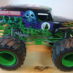 Revell Grave Digger Monster Jam Truck SnapTite Model 5″ x8″ with a Hot wheels
