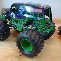 Revell Grave Digger Monster Jam Truck SnapTite Model 5″ x8″ with a Hot wheels