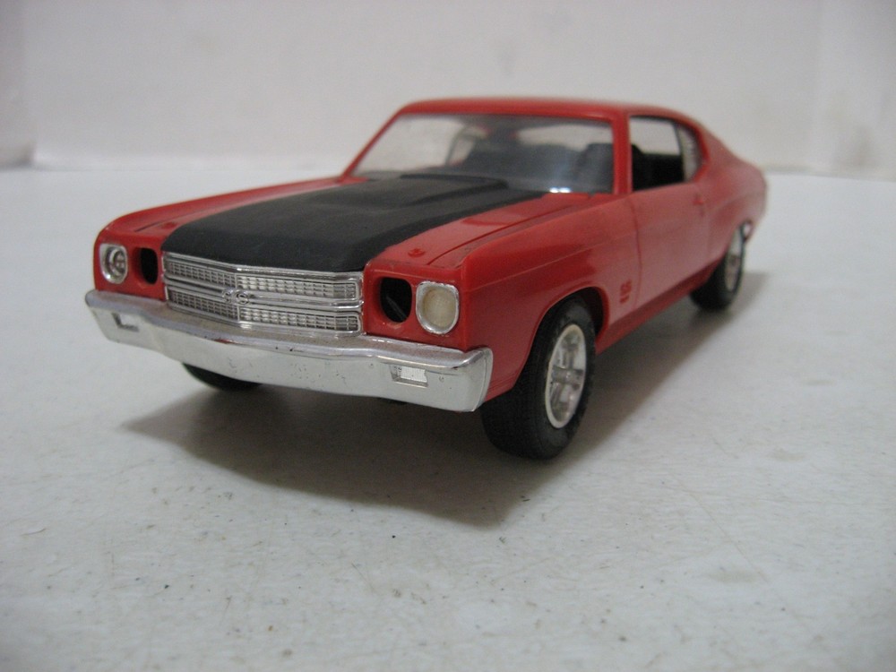 Monogram Red/Black 1970 Chevelle Malibu SS 454 1/25 Scale Built Model Kit #2268