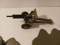 SNAP PLASTICS No. 152 BUILT 1/40th 105mm HOWITZER Lot With Various Fiqures